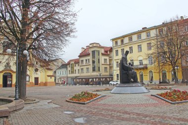 İvano-Frankivsk / Uklraine 24 Ekim 2017: Şehir manzarası. Ivano-Frankivsk 'in muhteşem mimarisi. Ukrayna şehrinin manzarası. Beyaz bulutlu şehir manzarası. Modern dış görünüş. Şehir panoraması