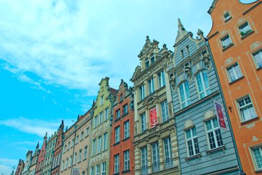 Gdansk - Polonya. 21 Haziran 2019: Gdansk 'ta eski evleri olan güzel bir mimari. Gdansk 'taki Old Town' ın klasik mimarisi. Şehirdeki renkli evler. Gdansk 'ta güzel çatıları olan eski binalar.