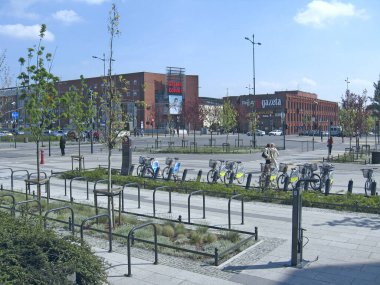 Lodz - Polonya. 17 Ağustos 2019: Lodz Caddesi. Şehir caddesinde yürüyen insanlar. Lodz 'un ana caddesi görünüyor. Şehir manzarası. Şehir panoraması
