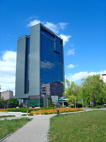 Лодзь - ПНР. 27 июля 2019: Красивая новая архитектура Лодзи. Современные здания в польском городе Лодзь. Архитектурная панорама. Улица Лодзи