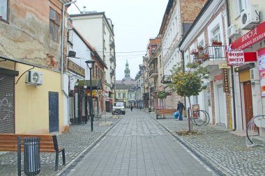 Ivano-Frankivsk bölgesi - Uklraine 20 Nisan 2021: Ukrayna 'nın Ivano-Frankivsk kentinde sokak. Batı Ukrayna 'da şehir hayatı. Şehir hayatı. Ivano-Frankivsk 'te küçük bir sokak.