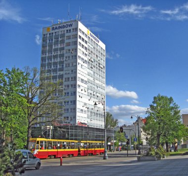 Lodz - Polonya. 18 Haziran 2019: Belediye taşımacılığı. Lodz caddesindeki kırmızı tramvay. Popüler turistik ulaşım. Şehir boyunca giden renkli tramvay. Modern yolcu taşımacılığı