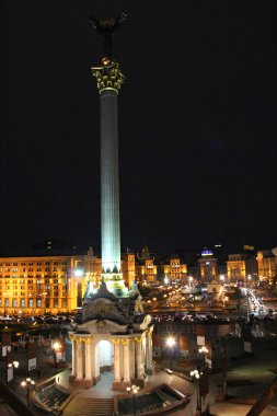 Kyiv-Ukrayna. 28 Eylül 2019, yanan fenerlerle dolu bir gece sokağı. Gece Kyiv Caddesi. Gece şehrin ışıkları. Gece şehrin ışıkları. Kyiv Caddesi 'nin Panorama' sı gece ışıklarıyla aydınlanıyor. Geceleri Kyiv. Şehir gece lambası