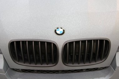 Kyiv-Ukrayna. 28 Eylül 2019: Gri arka planda BMW araba simgesi. BMW 'nin sembol üreticisi. Alman marka BMW 'nin beyaz ve mavi tabelası