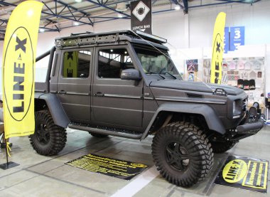 Kyiv-Ukrayna. 28 Eylül 2019: Mercedes-Benz SUV Kyiv 'deki sergide sunuldu. Modern araba Kiyv 'de sergilenmektedir. SUV otomobil. Mercedes-Benz off road car. Alman marka SUV.