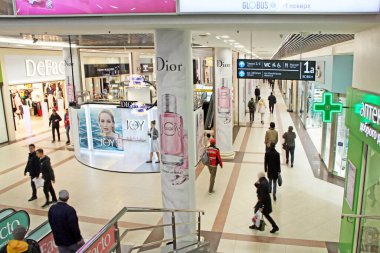 Lodz - Polonya. 27 Temmuz 2019: Süpermarkette yürüyen insanlar. Alışveriş temaları. Farklı ürünlerle hipermarket. İnsanlar Lodz süpermarketlerinden birinde alışveriş yapıyor. İş konsepti