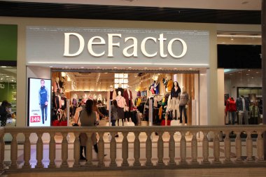 Lodz - Polonya. 27 Temmuz 2019: Süpermarkette yürüyen insanlar. Alışveriş temaları. Farklı ürünlerle hipermarket. İnsanlar Lodz süpermarketlerinden birinde alışveriş yapıyor. İş konsepti