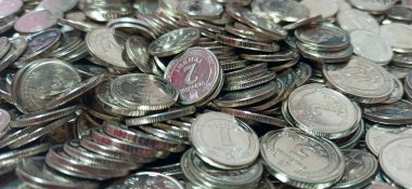 1, 2, 5, 10 hryvnia değerlerinde Ukrayna metali. Ukrayna 'nın ulusal para birimi. Ukrayna demir parası. Ukrayna sikkeleri. Nakit para.