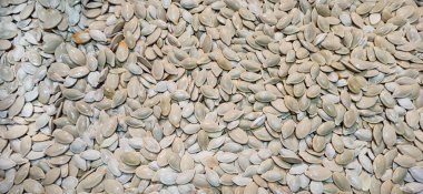 Faydalı balkabağı tohumları. Sağlıklı yiyecekler. Doğal yiyecekler. Beyaz kabak tohumları kurumaya hazır. Beyaz kabak çekirdeği arka planı. Kabak tohumları birikti.