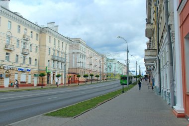 Gomel - Belarus - 20 Mayıs 2018: Belarus şehri Gomel 'in sokağı. Şehir hayatı. Şehir panoraması. Gomel Görünümü
