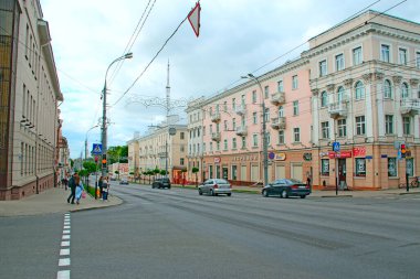 Gomel - Belarus - 20 Mayıs 2018: Belarus şehri Gomel 'in sokağı. Şehir hayatı. Şehir panoraması. Gomel Görünümü.
