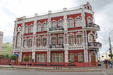 Gomel - Belarus - 20 Mayıs 2018: Belarus 'taki Gomel postanesinde güzel bir mimari. Belarus 'taki postane binası. Belarus şehri Gomel 'in sokağı. Şehir panoraması. Gomel Görünümü