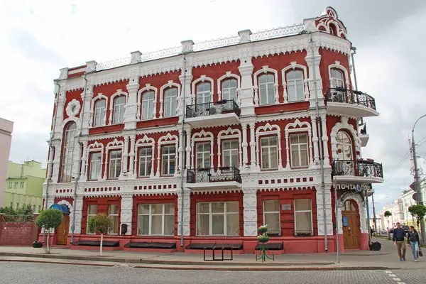 Gomel - Belarus - 20 Mayıs 2018: Belarus 'taki Gomel postanesinde güzel bir mimari. Belarus 'taki postane binası. Belarus şehri Gomel 'in sokağı. Şehir panoraması. Gomel Görünümü