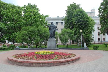Gomel - Belarus - 20 Mayıs 2018: Gomel şehir parkında Turov 'un Kirill Anıtı. Turov 'un Beyaz Rusyalı dini figürü Cyril. Gomel şehrinin merkezindeki Turov Anıtı Kirill