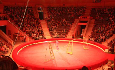 Gomel - Belarus - 20 Mayıs 2018: Sirk arenasında neşeli palyaço seyircisi. Komik palyaço sirkte eğleniyor. Mutlu palyaço gülümsemesi ve iyi bir ruh hali. Sirkin başında bir palyaço var.