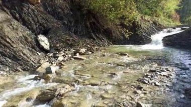 Güzel manzara ile Dağlık hızlı nehir. Taş rapids ile sığ dağ nehir. Huzurlu dağ nehir manzarası. Su manzara