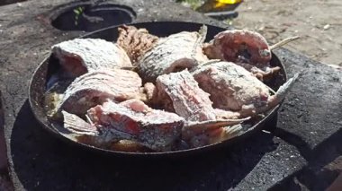 Balık kızartma tavasında kızarır. Taze balık yakalıyorum. Başarılı bir balık avı. Lezzetli balık yemeği ateşte kızardı. Kızarmış balığın tabağı ateşte pişiyor. Huzur içinde yatsın.