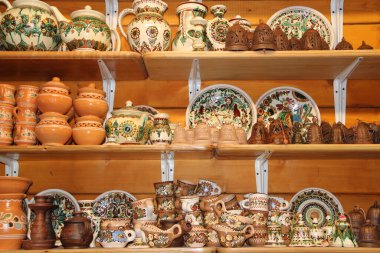 Mağaza rafında seramik ürünleri geniş seçim. Satılık çömlek. Raflarda seramik ürünler. Dükkan Satılık Seramik ürünleri. Çömlek yapma el sanatları