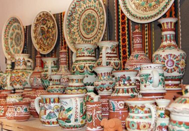 Mağaza rafında seramik ürünleri geniş seçim. Satılık çömlek. Raflarda seramik ürünler. Dükkan Satılık Seramik ürünleri. Çömlek yapma el sanatları