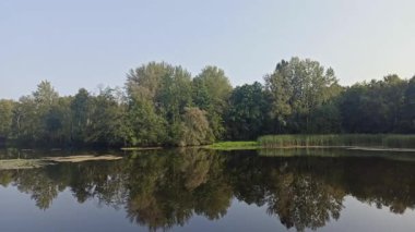 Nehir ile yaz aylarında manzara. Nehir manzara ile beyaz bulutlar. Güzel yaz manzara. Seyahat kavramı. Tatil kavramı. yaz tatili