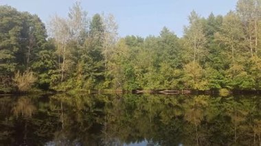 Nehir ile yaz aylarında manzara. Nehir manzara ile beyaz bulutlar. Güzel yaz manzara. Seyahat kavramı. Tatil kavramı. yaz tatili