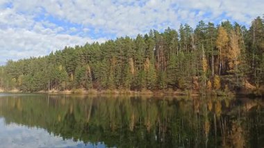 Doğa manzarası. Güz Ormanı Gölü. Orman Gölü 'nde sonbahar. Sakin su yüzeyine yansıyan renkli ağaçlar. Gölü olan bir sonbahar parkı. Mevsime özel. Ahşap nehri ile sonbahar manzarası