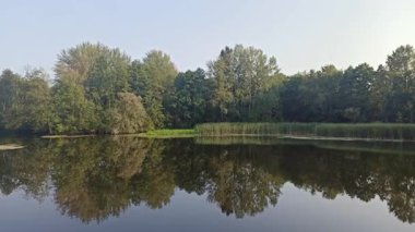 Nehir ile yaz aylarında manzara. Nehir manzara ile beyaz bulutlar. Güzel yaz manzara. Seyahat kavramı. Tatil kavramı. yaz tatili