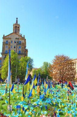 Kyiv-Ukrayna. 12 Nisan 2024: Kyiv 'deki Meydan Nezalezhnosti' de ölen Ukraynalı askerlerin anısına. Rusya-Ukrayna savaşında ölen askerlerin anısına Ukrayna 'nın ana caddesinde küçük bayraklar.