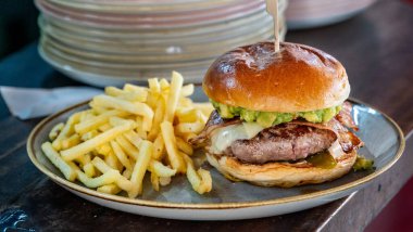 Taze ızgara sığır burger ve yanında patates kızartması. 