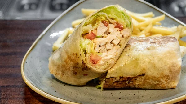 一个新鲜准备的鸡肉玉米片包着沙拉和薯条的美味佳肴 — 图库照片