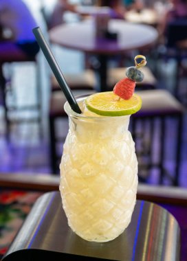 Lezzetli bir alkolik olan Pina Colada kokteylinin yerel bir barda çekilmiş resmi. 