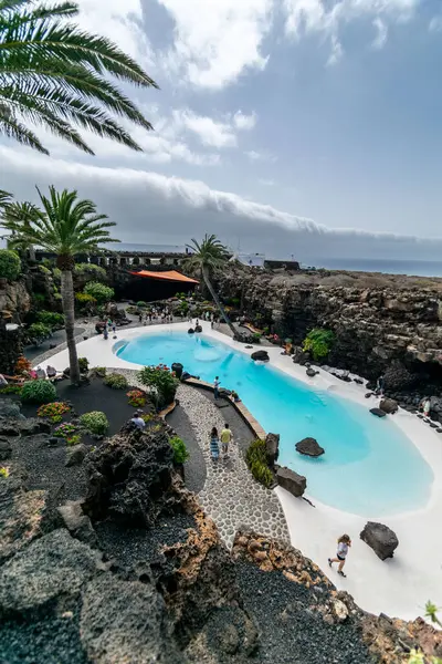 Lanzarote volkanik adasında insan yapımı bir plaj yüzme havuzu manzarası.. 
