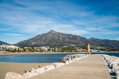 Puerto Banus 'un lüks liman kasabasını çevreleyen plajlar ve dağlar. 