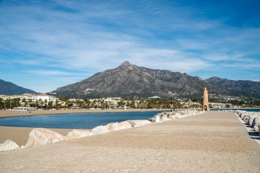 İspanya 'daki Costa del Sol sahillerinden birinin sahili..