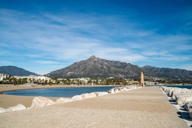 Puerto Banus 'u çevreleyen plajlar ve sıradağlar..