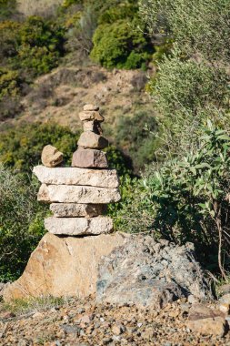 Marbella ormanlarında daha cesur bir taş ve kaya yığını..
