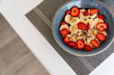 Taze meyve ve yulaf ezmesi ile kaplı taze hazırlanmış acai dondurması. 
