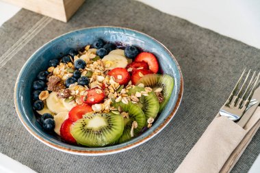 Lokantada taze meyve ve yulaf ezmeli acai dondurması. 