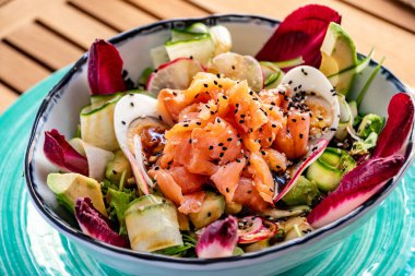 Taze pişmiş teriyaki somon salatasının makro görüntüsü.