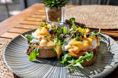 Akdeniz restoranındaki yumurtalı tostun yakın plan görüntüsü..