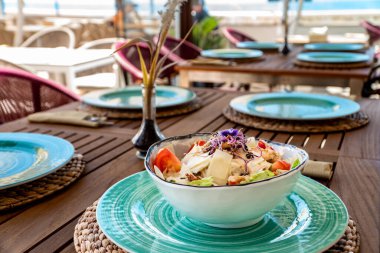Akdeniz restoranında taze hazırlanmış tavuk Sezar salatası resmi.
