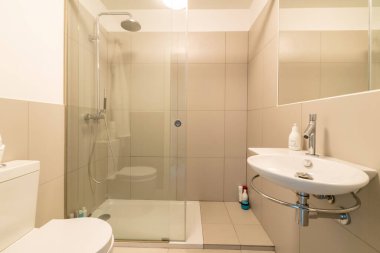 Akdeniz 'de bir apartmanda duşta yürümenin görüntüsü.