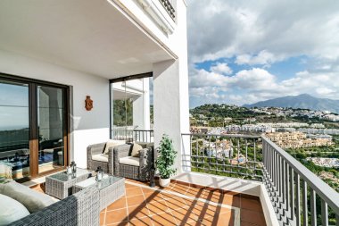 İspanya 'nın Marbella kasabasına bakan lüks bir Akdeniz apartman dairesi. 