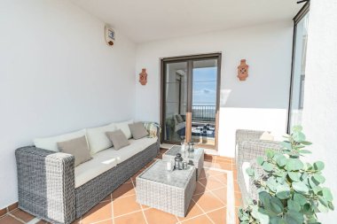 Koltuk ve sandalyelerle dolu bir Akdeniz apartmanı. 