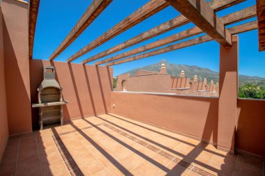 Marbella 'daki lüks yazlık evde barbekü ve dağ manzaralı bir Akdeniz terası.