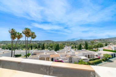 Costa del Sol 'un Akdeniz kıyı şeridini bir terastan manzarası.