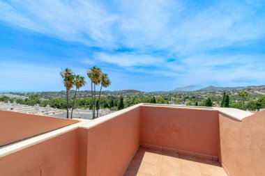 Marbella 'nın sahil şeridine bakan lüks bir apartmanın manzarası. 