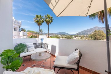 İspanya 'da Marbella' ya bakan lüks bir balkon terasından manzara.