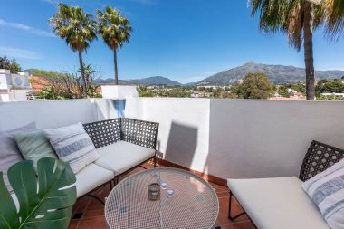 Marbella 'ya lüks bir apartmandan bakan manzara manzarası 