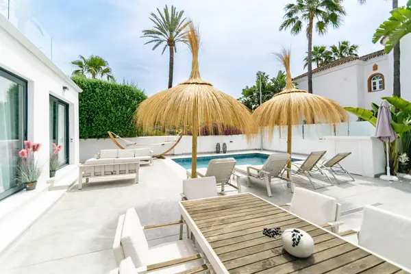 Lüks bir Akdeniz villasında lüks bir yüzme havuzu manzarası. 